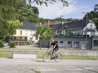 Gasthof Zur schnen Wienerin mit Radfahrer