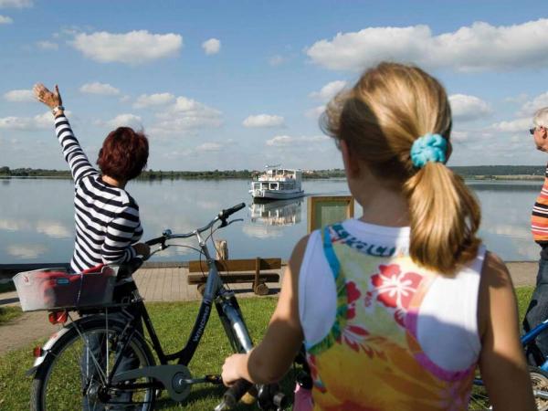 Cyclists at lake Altmhlsee