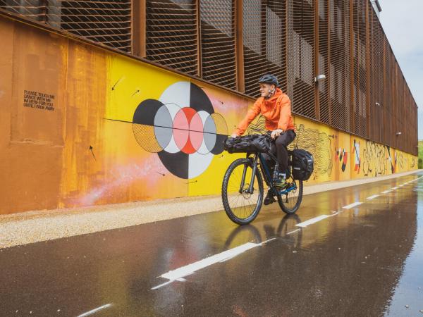 Radfahrer vor Street Art in Naestved