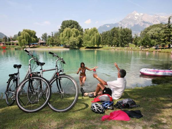 Cyclists stop at the lake