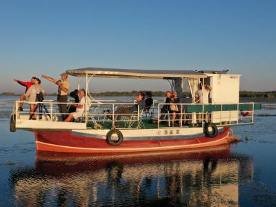 mit dem Beiboot durch die engen Kanle des Donaudeltas