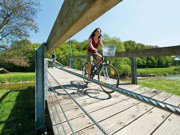 Treuchtlingen - Fahrradfahrer auf der Brcke im Kurpark