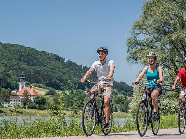 danube cyclists near Engelhartszell