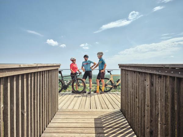 Radfahrer auf einer Panoramaterrasse