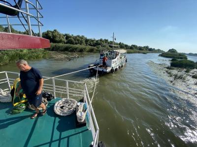 Hotelschiff mit Beiboot im Donaudelta - boathotel with barge in danube delta