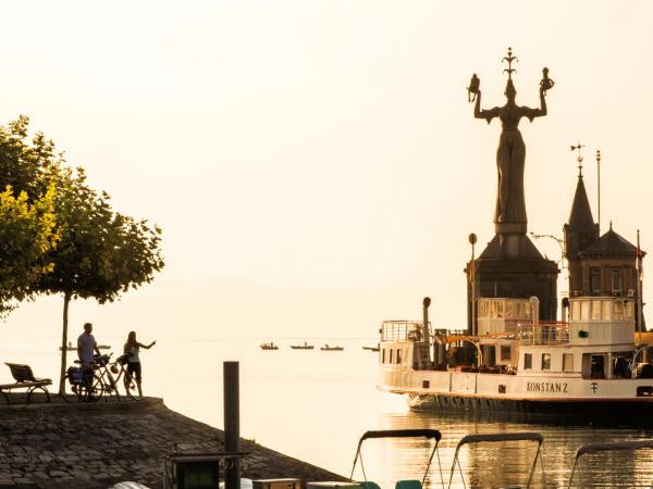 Radfahrer am Konstanzer Hafen in der Abendsonne