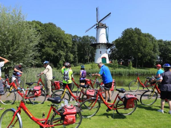 Cyclists - Windmill - Tholen