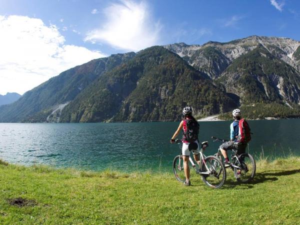 Cyclists at Lake Achensee