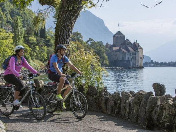 Cyclists on the Rhone route at Chillon Castle VD
