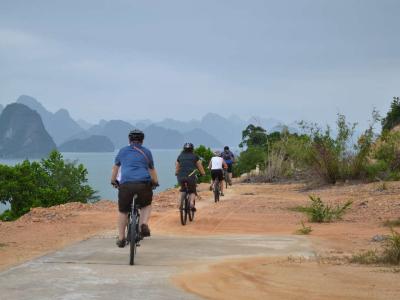 Vietnam - Halong Bucht - Radfahrer