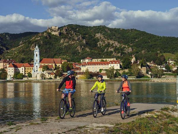Radfahrer in der Wachau bei Drnstein