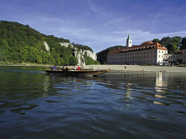 berfahrt zum Kloster Weltenburg mit der Zille auf der Donau