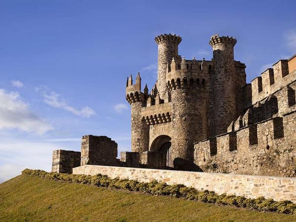 Portada o entrada principal del castillo de los Templarios en Ponferrada, el Bierzo, Espaa.