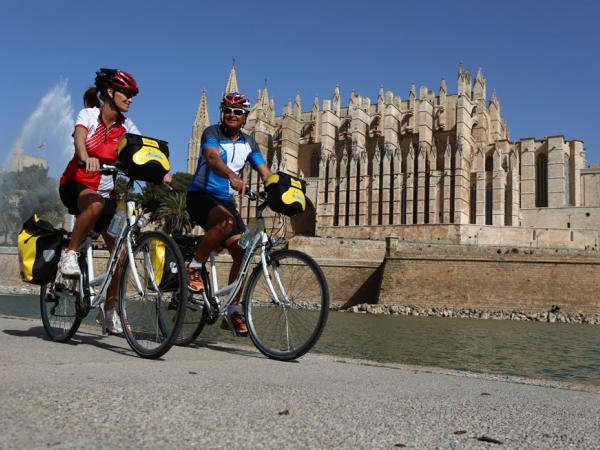 Zwei Radreisende vor der Kathedrale von La Palma auf Mallorca