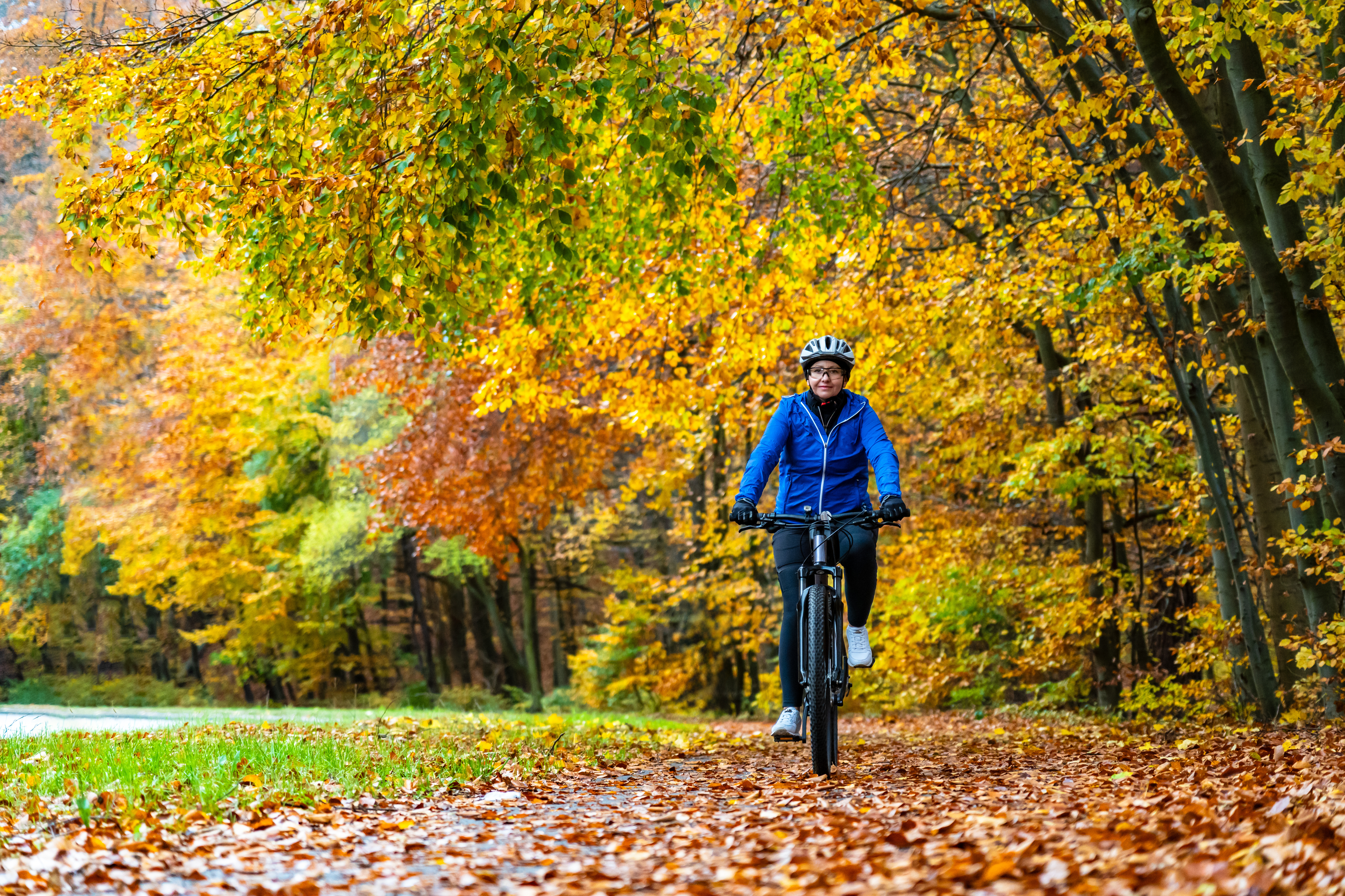 Radfahrerin im Herbst
