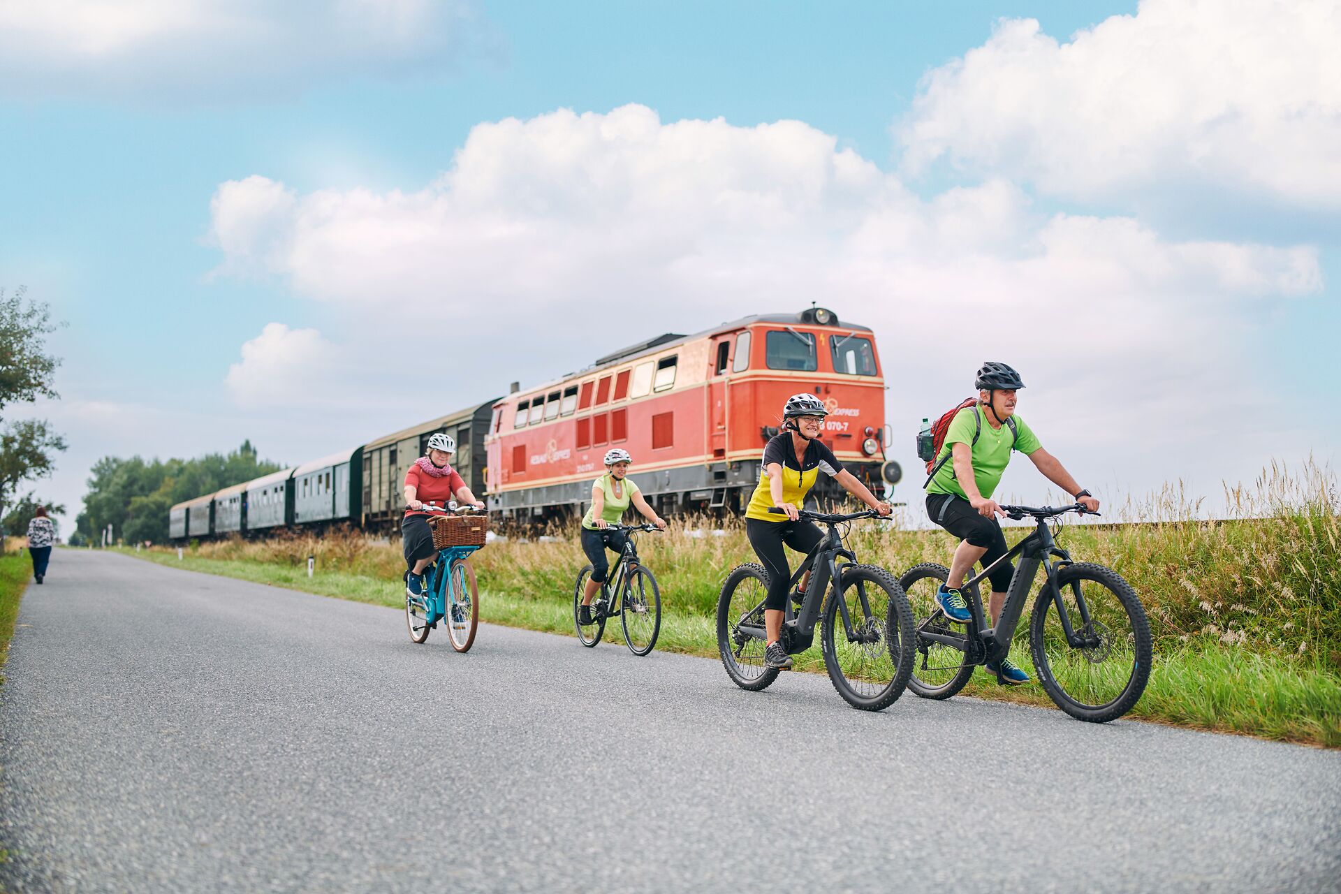 Reblausexpress mit Radfahrern