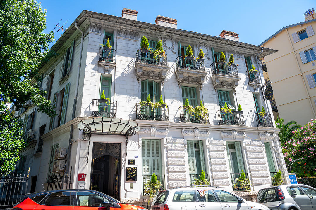 Hotel Villa Rivoli in Nizza mit einer klassischen Architektur.