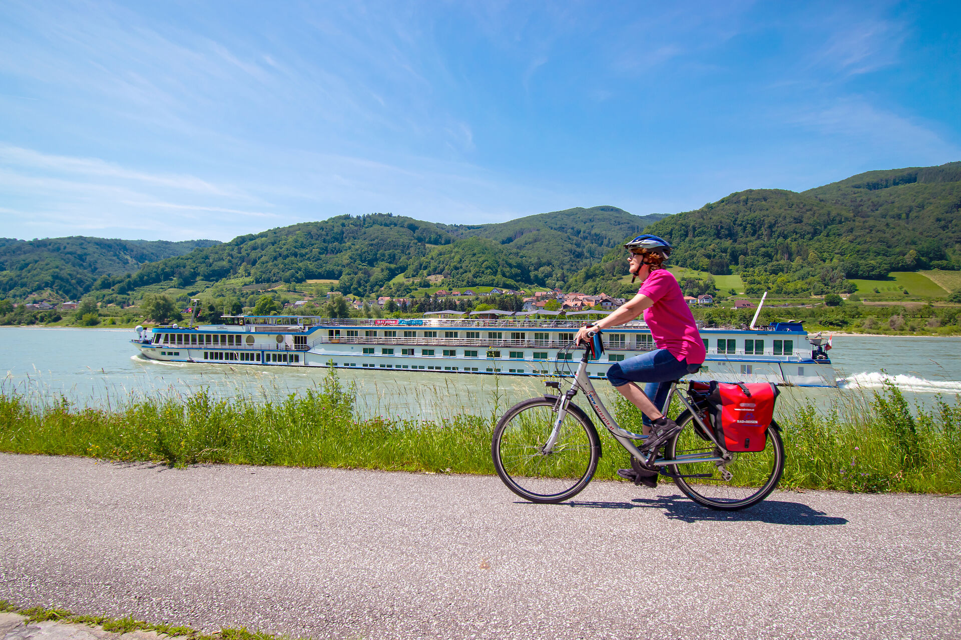 Schiff mit Radfahrer an der Donau