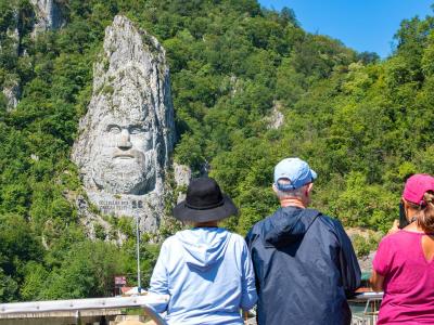 Donaukreuzfahrt - Blick auf Decebalus Denkmal vom Sonnendeck