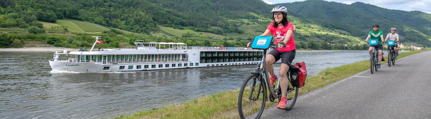 Radfahrer am Donauradweg mit MS Lisabelle in der Wachau | &copy; Rad + Reisen GmbH | Carina Essbuechl / Carina E�b�chl