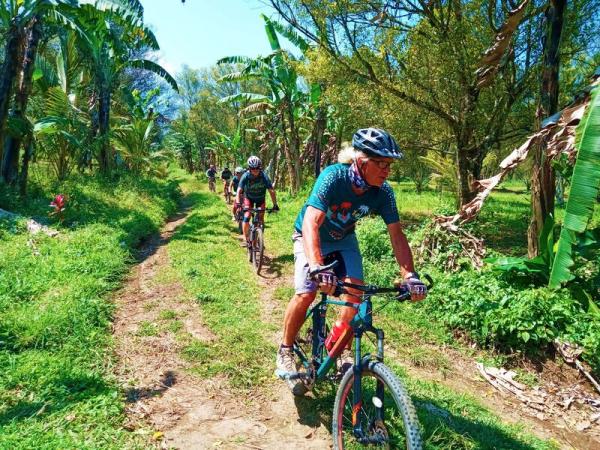 Radfahrer auf dem Gewrznelkentrail auf Bali