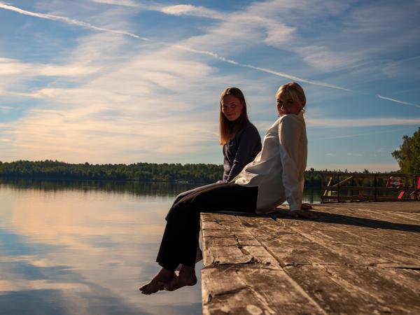 Am Seeufer beim Hotel Ullinge