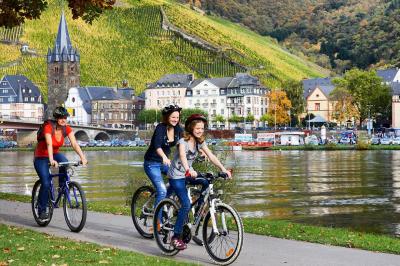 Radfahrer an der Mosel bei Bernkastel Kues