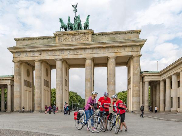 Radfahrer in Berlin - Brandenburger Tor