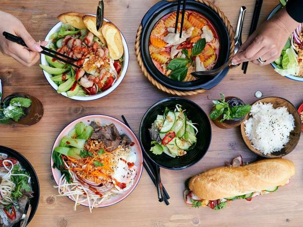 verschiedene Schssel und Teller mit Vietnamesischem Essen waehrend der Radreise im Vietnam