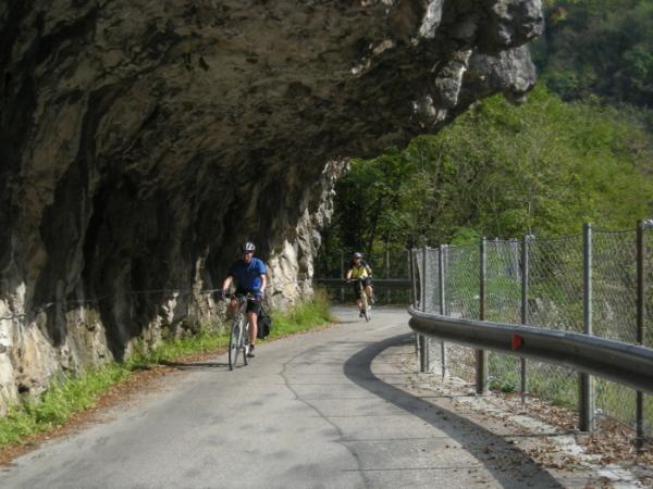 Radfahrer am Weg an Belluno 