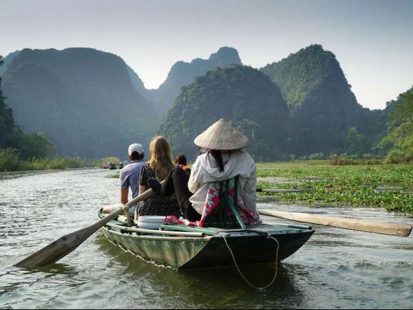 Touristenboot mit Radfahrern in Vietnam / Mekong Delta