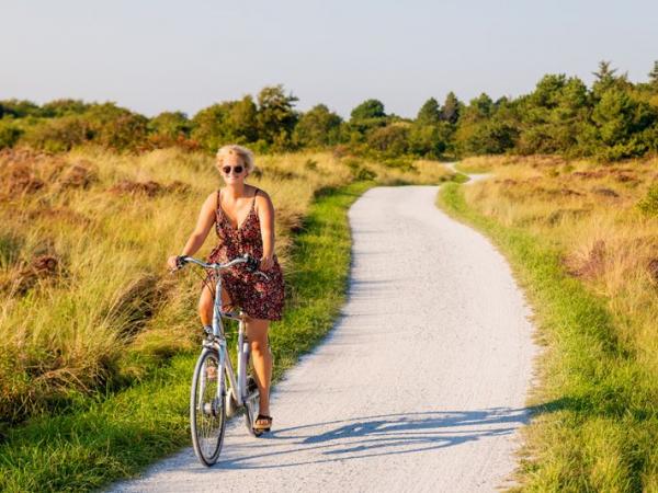 Radfahrerin auf Terschelling