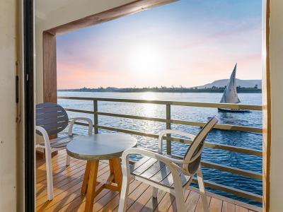 Executive Suite Balkon mit Blick auf vorbeifahrende Segelschiffe