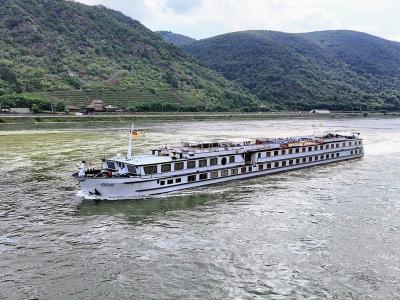 Veloria am Fluss unterwegs