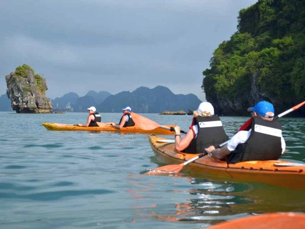 Kanutour in der Halong Bucht waehrend Radreise in Vietnam