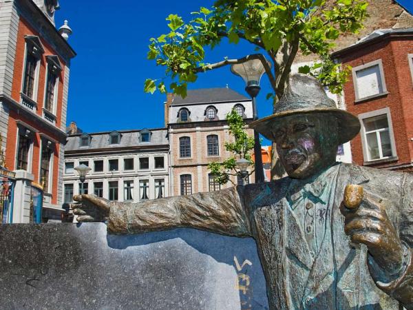 Statue of George Simenon in Luttich
