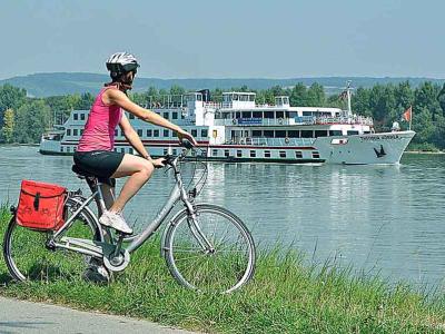 MS Theodor Krner und Radfahrer