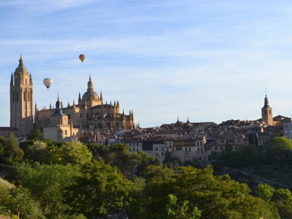 Heiluftballons ber der Kathedrale