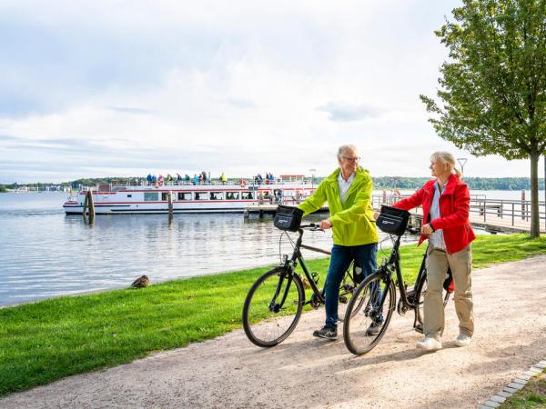 Radfahrer am Ufer der Mritz