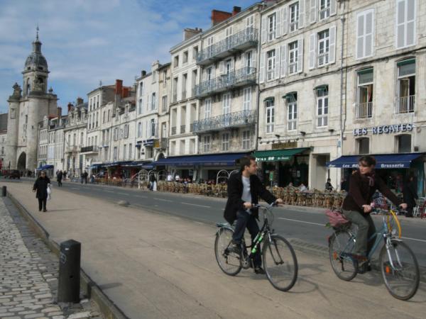 Radler an der Promenade in La Rochelle