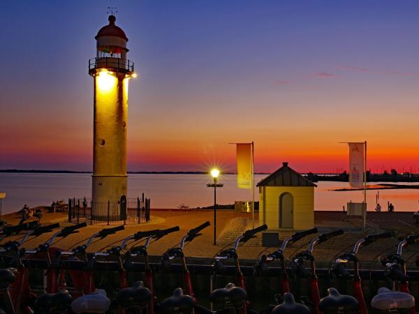 Hellevoetssluis im Sonnenuntergang mit Rdern