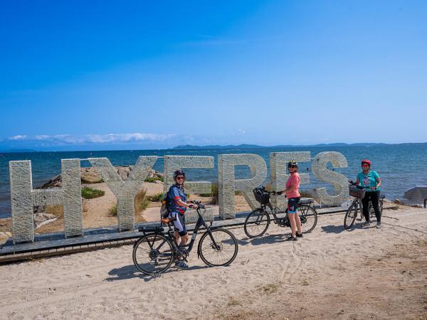 Hyres Schrift-Skulptur mit Radlergruppe