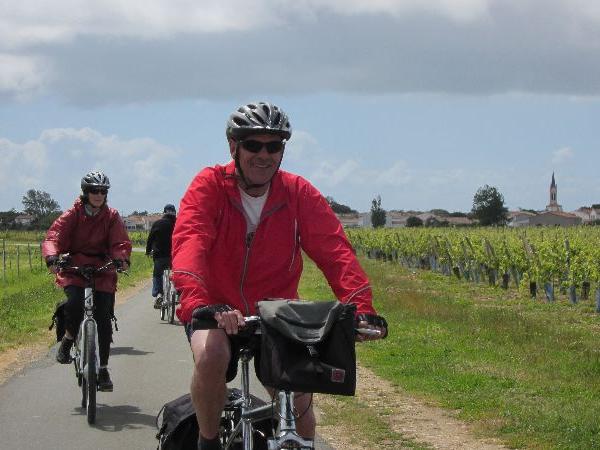 Cyclists on the island of R