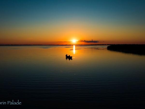 Sonnenuntergang mit Fischerboot