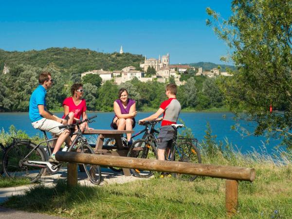 Radfahrergruppe am Rhoneradweg bei Viviers