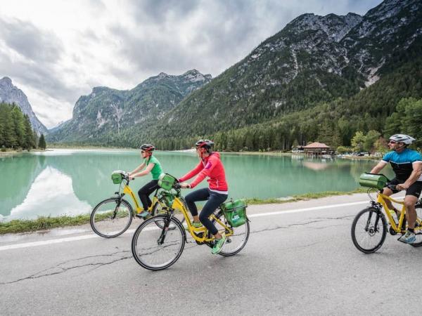 Cyclists in front of a mountain lake 