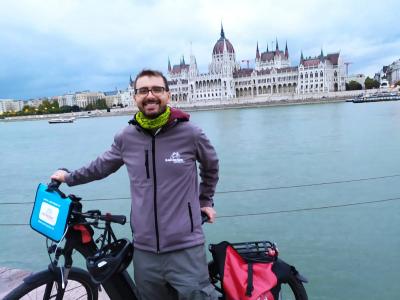 Luca vor dem Parlament in Budapest