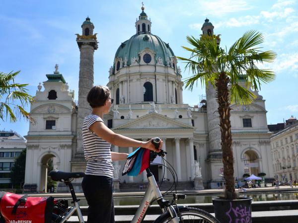 Wien - Karlskirche mir Radlerin