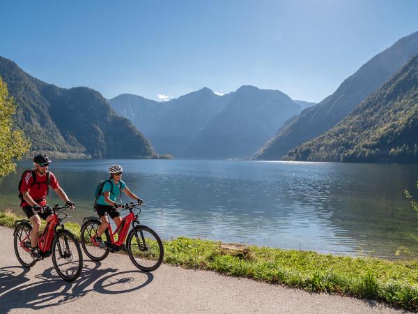 Radfahrer am Hallst�tter See