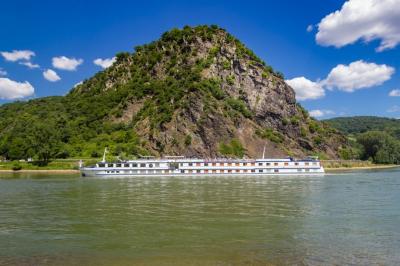 MS Olympia vor der Loreley